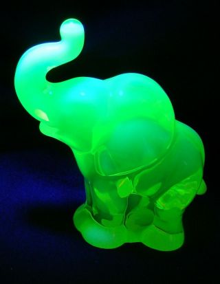 Fenton Vaseline Opalescent Glass Baby Elephant Paperweight Figurine Glows Ga75