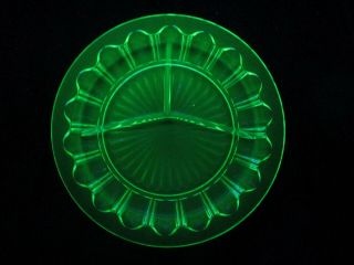 Vintage Set Of 4 Green Depression Glass Vaseline/ Uranium Divided Grill Plates