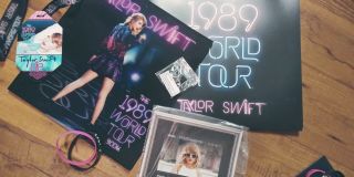 Taylor Swift 1989 World Tour Fan Package Merchandise Pictures Bracelets Keychain