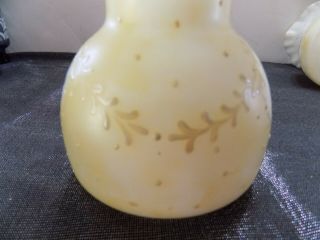 Vintage 1950 ' s Charleton Decoration Rose Flowers w/Gold Fenton White Glass Vase 5