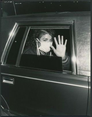 1986 Photo Michael Jackson With Surgical Mask In Limo Waving To Crowd