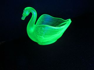 Dugan ANTIQUE CARNIVAL ART GLASS SWAN PASTEL - GLORIOUS STRETCH ICE GREEN 6