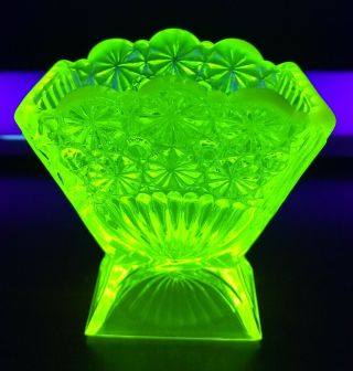Fenton Vaseline Topaz Canary Opalescent Art Glass Daisy & Button Fan Vase Holder