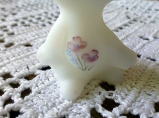 FENTON WHITE SATIN MOUSE HAND WITH HINT OF BLUE HAND PAINTED D BARBOUR STICKER 5