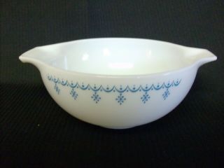 Vintage Pyrex Blue Garland Snowflake Cinderella Mixing Bowl 443 2 1/2 Quart