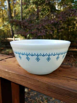 Vintage Pyrex Snowflake Garland 402 Mixing Bowl White Blue 1.  5 Qt 1 1/2