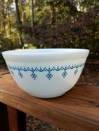 Vintage Pyrex Snowflake Garland 402 Mixing Bowl White Blue 1.  5 Qt 1 1/2 5