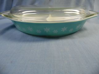 Vtg Pyrex Turquoise W/ White Snowflakes 1 1/2 Qt Divided Oval Casserole W/ Lid