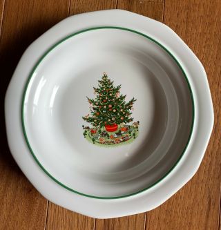 Pfaltzgraff Christmas Heritage 8.  5 " Rimmed Soup Bowl/ Serving Dish Rare Euc