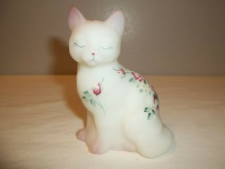 Fenton Cat Hand Painted White Satin Glass Signed By J.  Dowler 3.  5 " Tall