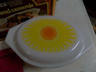 Vintage Pyrex Daisy Oval Casserole with Lid 1.  5 Qt with Box. 2