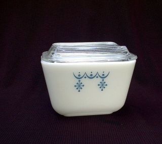 Vintage Pyrex Snowflake Blue Garland Refrigerator Dish 501