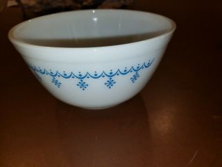 Pyrex Snowflake Garland Bowl White (402) 1.  5 Qt