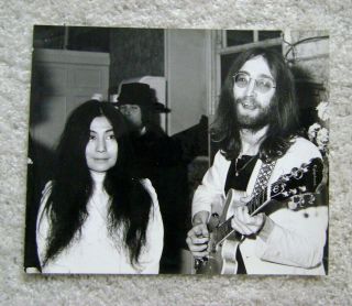 Rare 1976 The Beatles John Lennon & Yoko Ono Press Photo 7.  5 " X 6 "