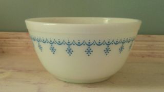 Vintage Pyrex Bowl Snowflake Garland White With Blue,  402 - 1 1/2 Quart