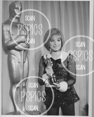 Barbra Streisand - B&w Candid Photo @ 1969 Academy Awards