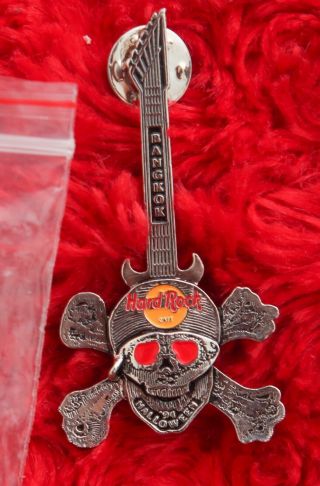 Hard Rock Cafe Pin Bangkok Halloween Skull Cross Bone 3d Pirate Flag Guitar Logo