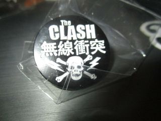 In Package The Clash Japanese Logo 1 Inch Round Metal Pin Badge