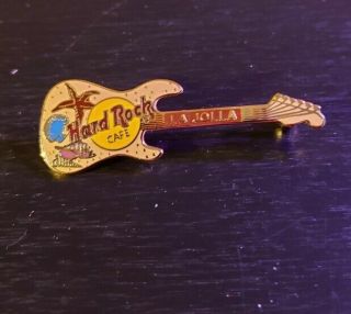 Hard Rock Cafe Pin La Jolla,  Ca - Stratocaster Tan With Sea Shells 2000 (4342)