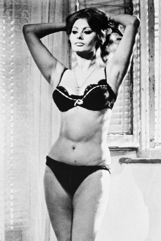 Sophia Loren Sexy Pose In Underwear B&w 24x36 Poster