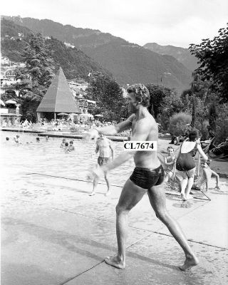 Johnny Hallyday At The Swimming Pool During His Tour In Switzerland Photo