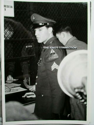 Photo Army Elvis - Arriving In The Usa Collecting His Pay Great Close - Up