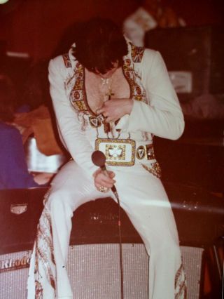 Photo Elvis Dropped His Guitar Pick Down Suit - 02/20/77 Charlotte,  Nc