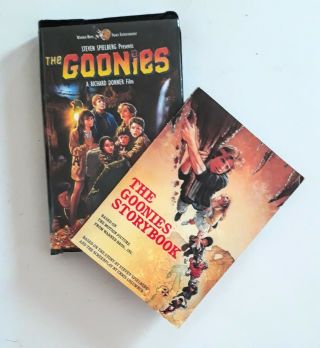 ☆ Vintage The Goonies Movie Storybook Clam Shell Vhs Video Pirates Sloth