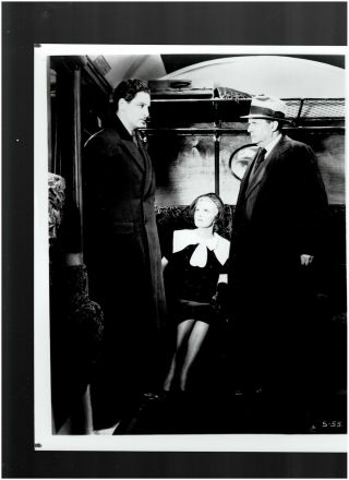 8x10 - B & W Photo Of - Scene - Robert Donat And Madeline Carroll