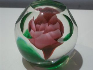VINTAGE SIGNED JOE ST CLAIR PINK FLOWER IN CRYSTAL BUBBLE ART GLASS PAPERWEIGHT 5