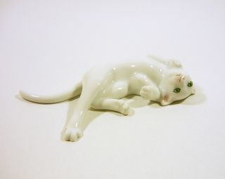 Herend,  Playful White Minnie Cat Laying 4.  5 ",  Handpainted Porcelain Figurine