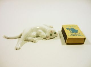 HEREND,  PLAYFUL WHITE MINNIE CAT LAYING 4.  5 