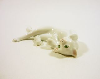 HEREND,  PLAYFUL WHITE MINNIE CAT LAYING 4.  5 