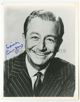 Robert Young - Tv Actor: " Father Knows Best " - Signed 8x10 Photograph