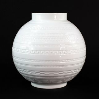 Wedgwood England Intaglio Bone China White Glazed Vase W/ Embossed Motif 6 " Tall
