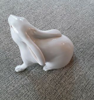 HEREND Hand Painted Vintage White Bunny Rabbit Figurine One Front Paw Foot Up 4