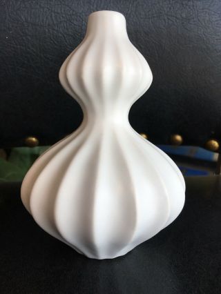 Vintage Small White Jonathan Adler Ribbed Vase Rare 5” Peru Mid - Century Modern