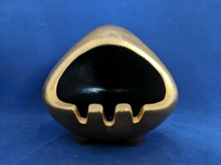 Sascha Brastoff Gold Tone Mid - Century Modern Tri - Footed Ceramic Ashtray