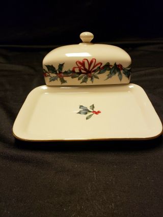 Lenox Winter Greetings 7.  25 " Covered Butter Dish 847264 Holly Berries Holiday