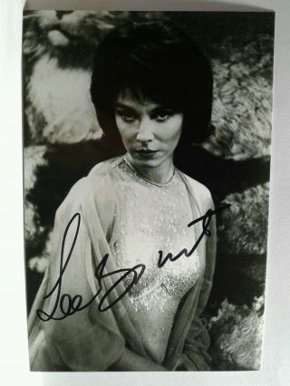 Lee Grant Hand Signed Autograph 4x6 Photo - Oscar And Emmy Award - Winning Actress