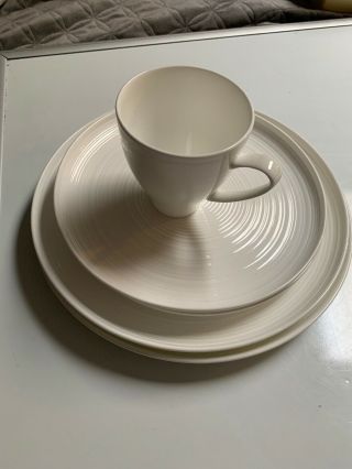 Sasaki Spin White 11” Dinner Plates Set Of 2 9” Plates X2 One Mug