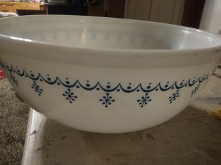 Vintage Pyrex White With Blue Snowflake Garland Trim 4 Qt Mixing Bowl 404