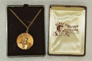 Vintage Elvis Presley 1935 - 1977 The King Of Rock Gold Tone Pendant Necklace