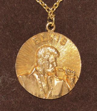 Vintage ELVIS PRESLEY 1935 - 1977 The King Of Rock Gold Tone Pendant Necklace 3