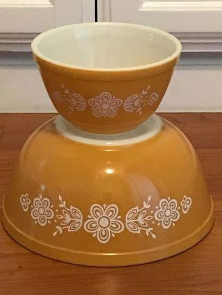 Vintage Pyrex Mixing Bowls Butterfly Gold 403 & 401 2.  5 Qt.  & 1.  5 Pt.  Set