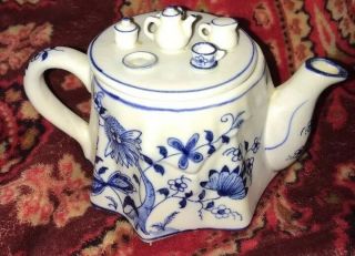 Vienna Woods Blue Onion Motif Porcelain Tea Coffee Pot Seymour Mann Japan