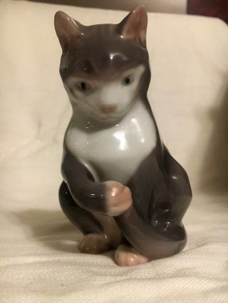 Vintage Porcelain Figurine,  Bing Grondahl B&g Cat Sitting 1553 Me Denmark