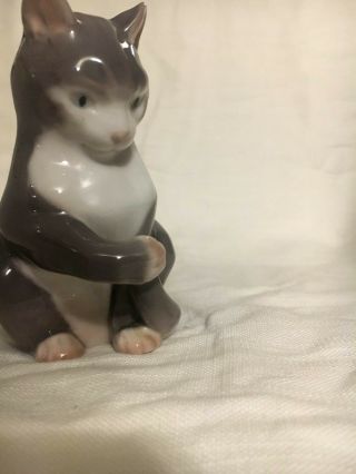 Vintage Porcelain Figurine,  BING GRONDAHL B&G Cat Sitting 1553 ME Denmark 3