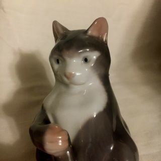 Vintage Porcelain Figurine,  BING GRONDAHL B&G Cat Sitting 1553 ME Denmark 4
