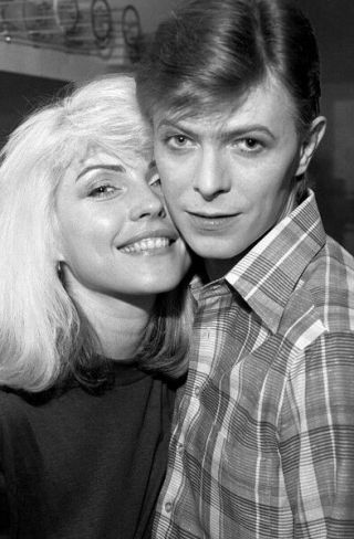 David Bowie And Debbie Harry Unsigned Photo - K3014 - Backstage In 1977